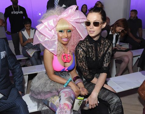 Nicki Minaj กับโบว์มโหฬาร !!
