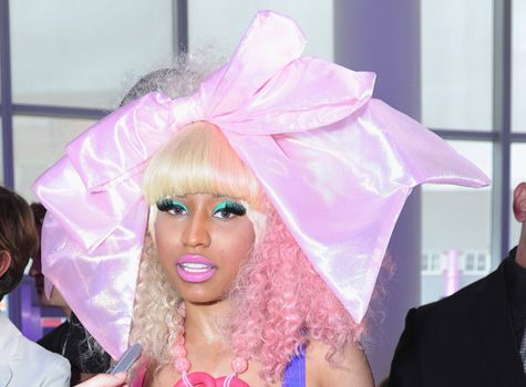 Nicki Minaj กับโบว์มโหฬาร !!