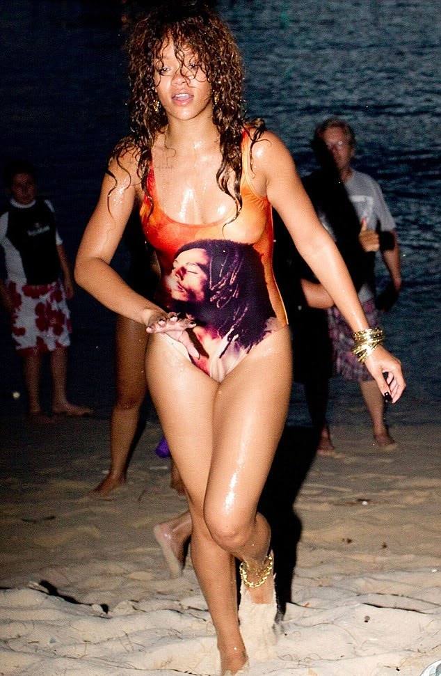 Rihanna กับชุดว่ายน้ำสุด XxX !!