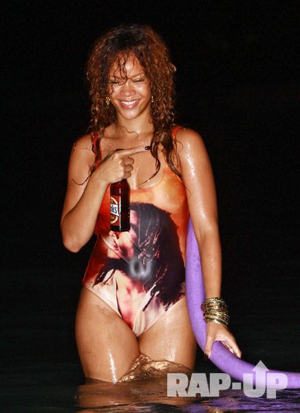 Rihanna กับชุดว่ายน้ำสุด XxX !!