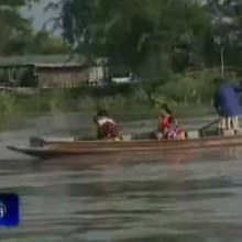 คลิปนาทีชีวิต!! เรือชาวบ้านล่มที่ จ.สิงห์บุรี หลังน้ำท่วมหนัก