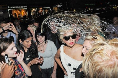 Lady Gaga ที่หน้าโรงแรมที่ NYC