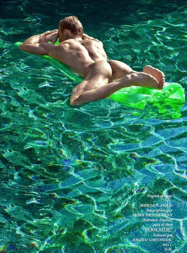 ผู้ชายในสระน้ำ