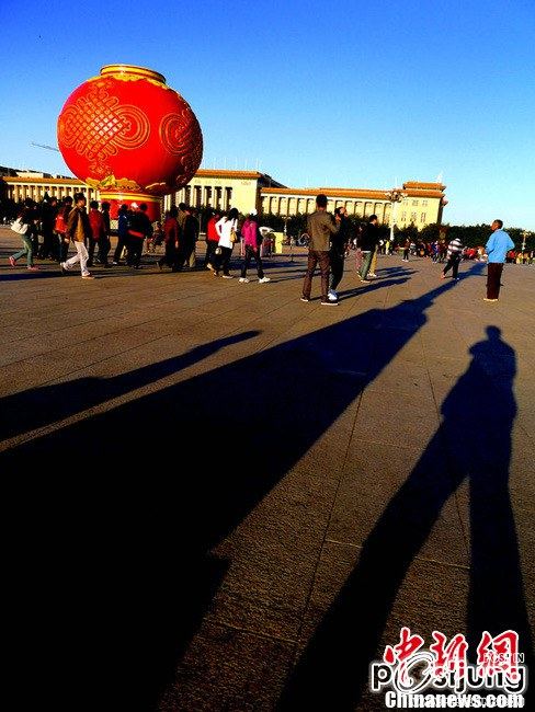 โคมไฟยักษ์สีแดง ในใจกลางจัตุรัสเทียนอันเหมิน เพื่อต้อนรับวันชาติจีน 1 ต.ค นี้