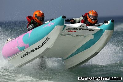6.ไปนั่ง Zapcat powerboating ที่สหราชอาณาจักร