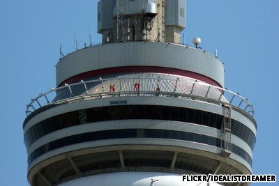 7. ปีนขอบนอกของตึก CN Tower ในแคนาดา