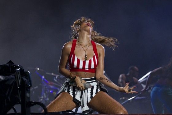 Rihanna จัดเต็มสตรีมที่งาน The Rock in Rio music festival 2011