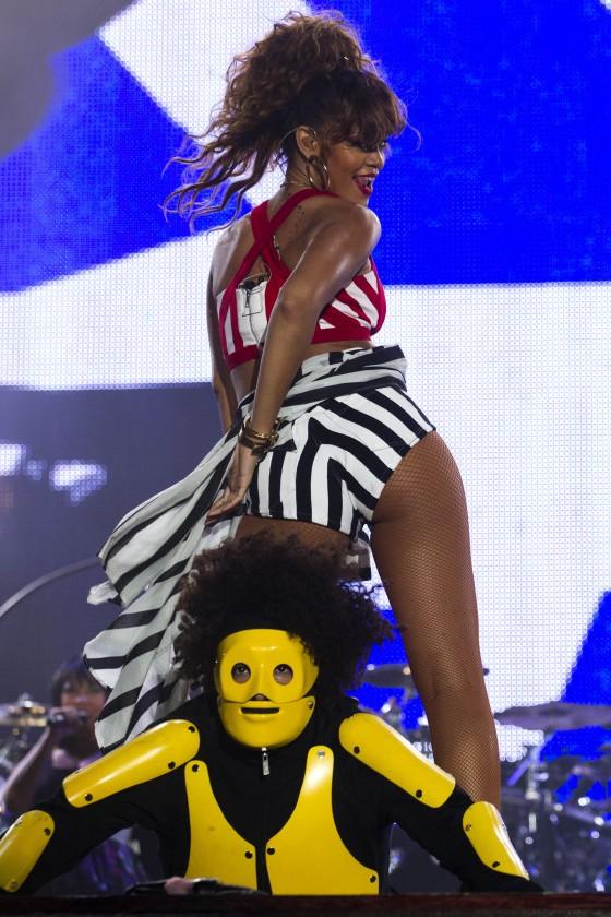 Rihanna จัดเต็มสตรีมที่งาน The Rock in Rio music festival 2011