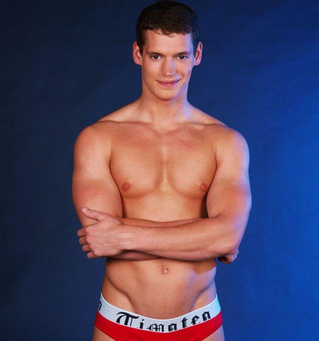 หนุ่มเซ็็็็กซี่กับอาวุธในมือ