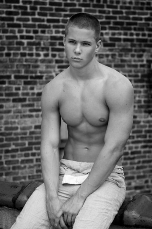 หนุ่มน้อยสุดหล่อ Scott Buker