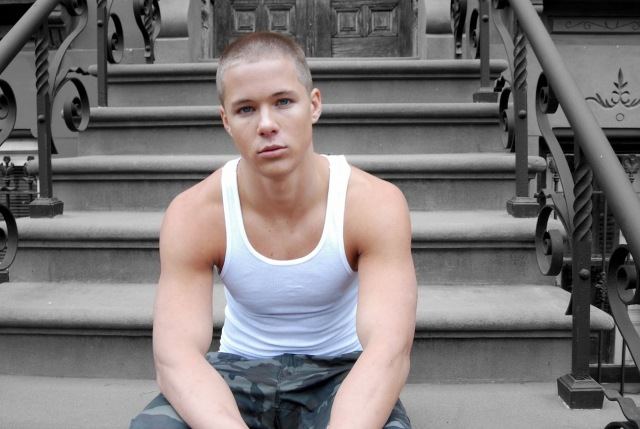 หนุ่มน้อยสุดหล่อ Scott Buker