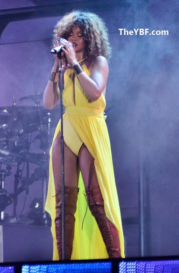 Rihanna โชว์ Sexy ที่คอนเสิร์ตบ้านเกิดของเธอ !!