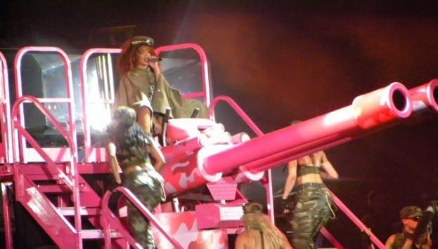 Rihanna โชว์ Sexy ที่คอนเสิร์ตบ้านเกิดของเธอ !!
