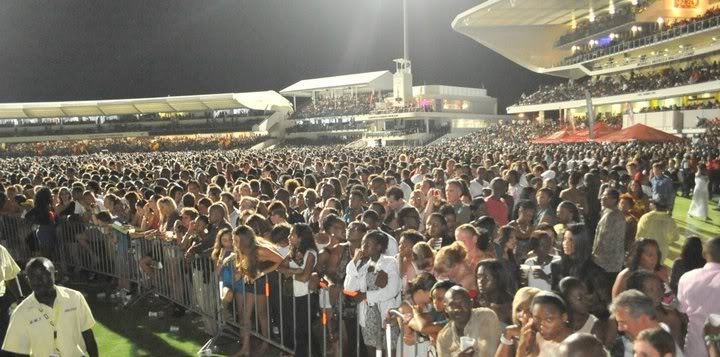 Rihanna โชว์ Sexy ที่คอนเสิร์ตบ้านเกิดของเธอ !!