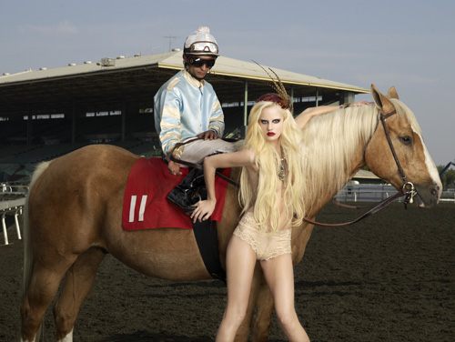 ไฮแฟชั่น โพสต์ท่ากับม้า ในลานแข่งม้า