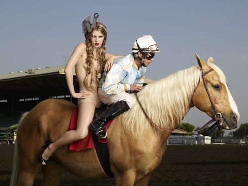 ไฮแฟชั่น โพสต์ท่ากับม้า ในลานแข่งม้า