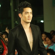 อ้วน รังสิต ในสูทเวอซาเช่ ขาวดี