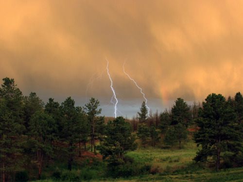 ภาพพายุความสวยงามเเต่เเฝงด้วยความดุร้ายเเละมหันตภัย