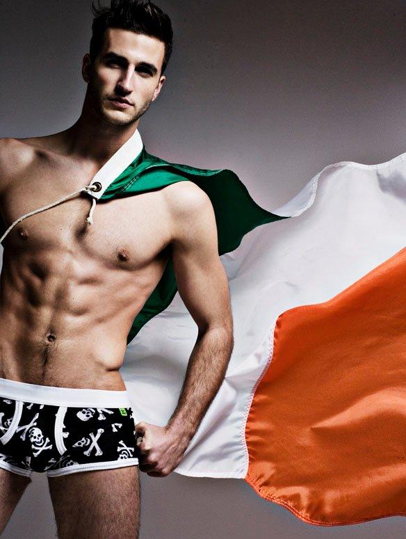 เหล่านายแบบกับธงชาติ