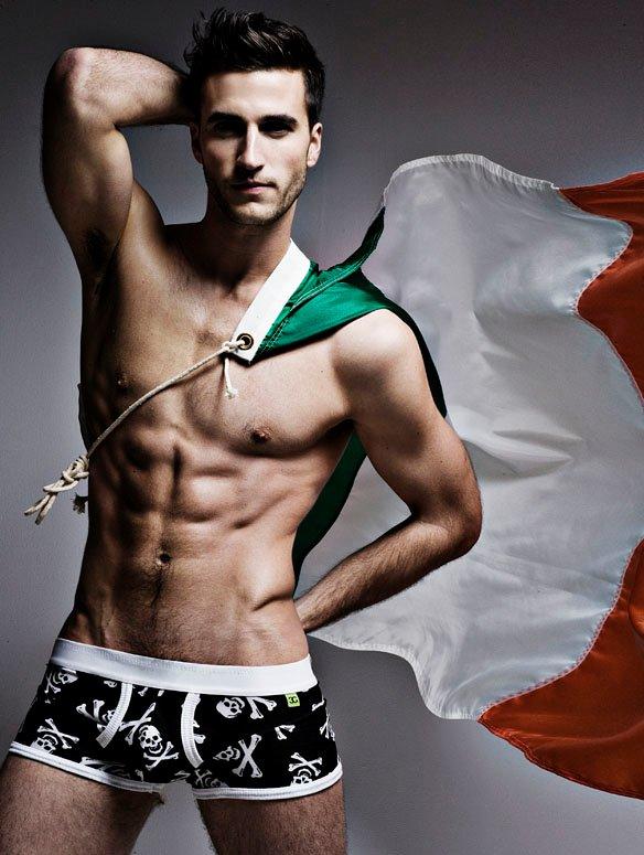 เหล่านายแบบกับธงชาติ