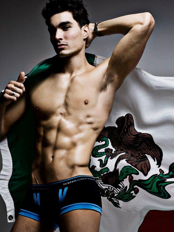 เหล่านายแบบกับธงชาติ