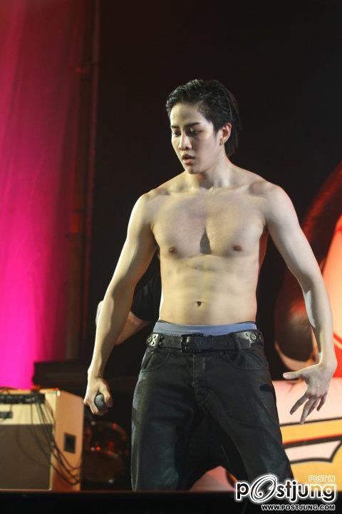 ไมค์-พิรัชต์ โชว์หุ่นล่ำ ในคอนเสิร์ตเดอะซี้ดโชว์ ครั้งที่72 ตอนม่วนซื่นมันส์ซี้ด