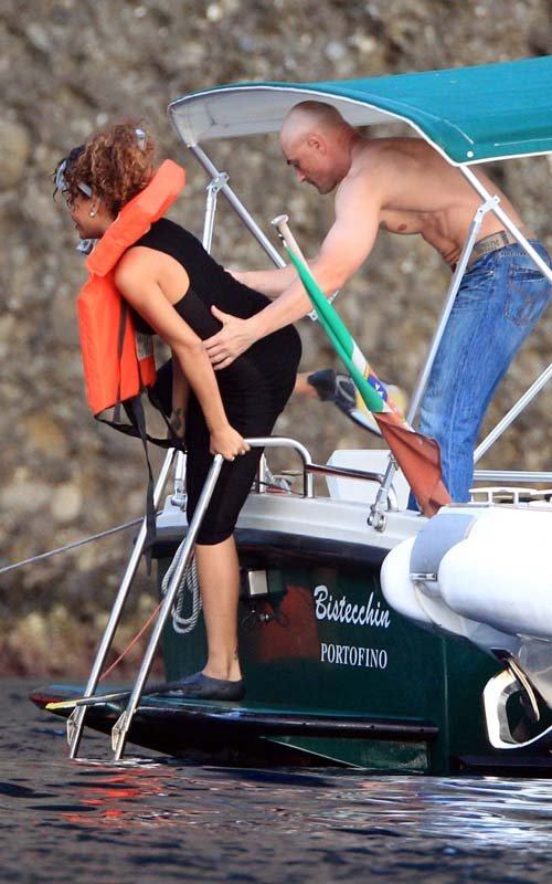 Rihanna ไปดำน้ำที่ Italy