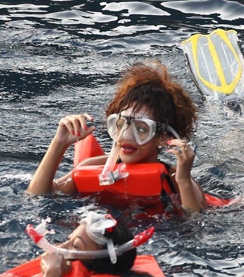 Rihanna ไปดำน้ำที่ Italy