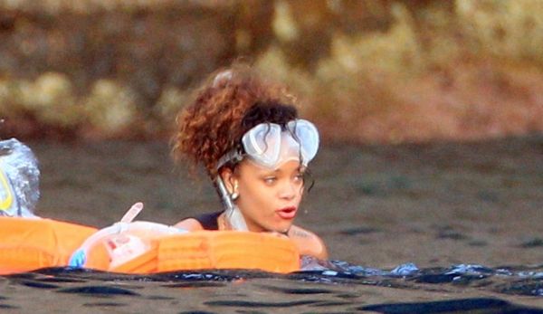 Rihanna ไปดำน้ำที่ Italy