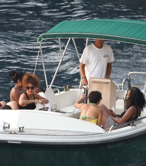 Rihanna ไปดำน้ำที่ Italy