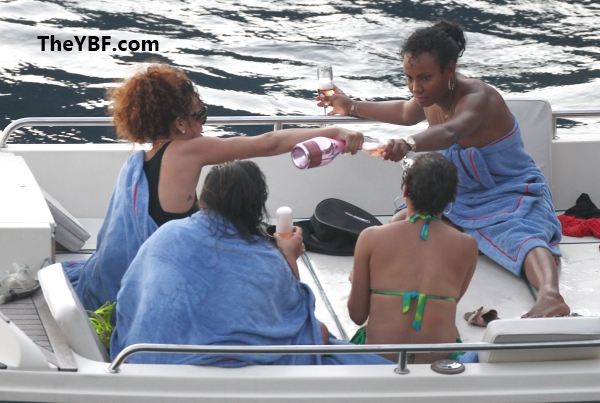 Rihanna ไปดำน้ำที่ Italy