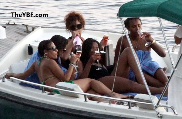 Rihanna ไปดำน้ำที่ Italy
