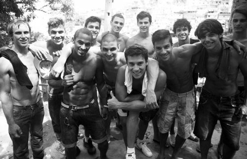 ส่่งนายแบบหนุ่มมารุมคุณก่อนนอน