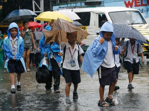 พายุเนสาดถล่ม ฟิลิปปินส์ ทำน้ำท่วมหนัก ไฟดับ