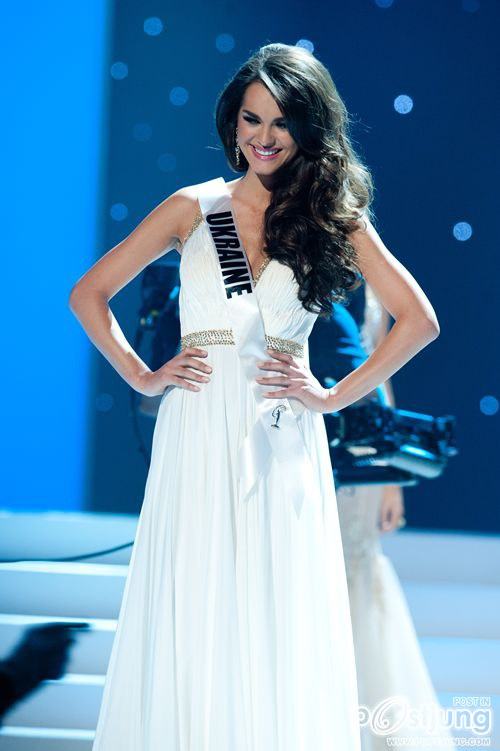 รองอันดับ 1 ได้แก่ Miss Olesia Stefanko อายุ 23 ปี จากยูเครน (
