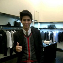 พอร์ช ศรัณ ในชุดเวอซาเช่ ก่อนไปงานรับรางวัลดาราดาวรุ่งแห่งปี