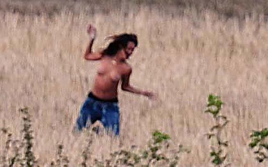 [เพิ่มเติม] Rihanna โชว์หน้าอก !! กลางทุ่งหญ้า !!