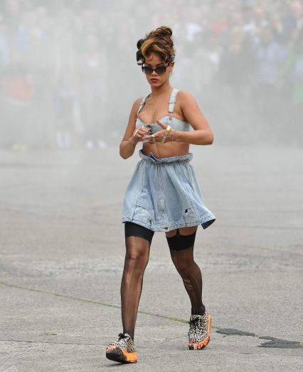 Rihanna ไปถ่าย MV &ndash; We Found Love วันที่2 !!
