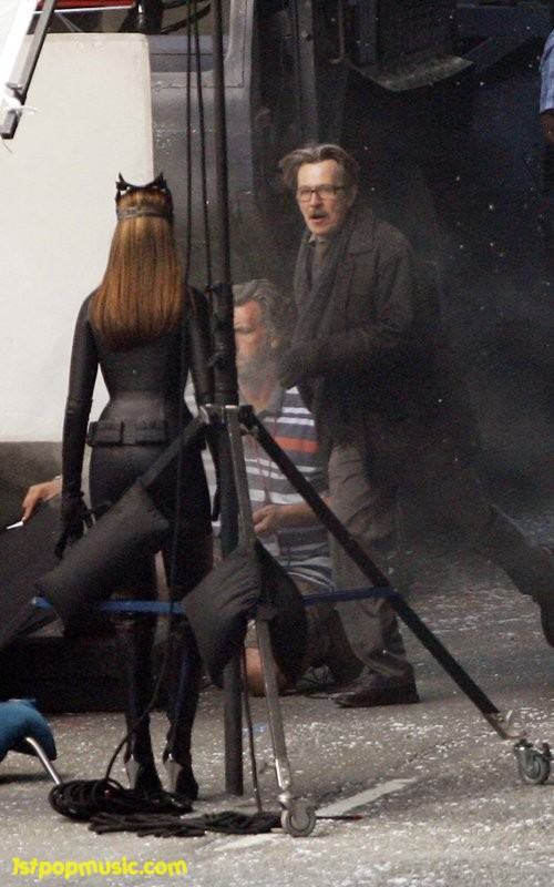 Anne Hathaway กับชุด Catwoman ในกองถ่ายหนัง The Dark Knight Rises