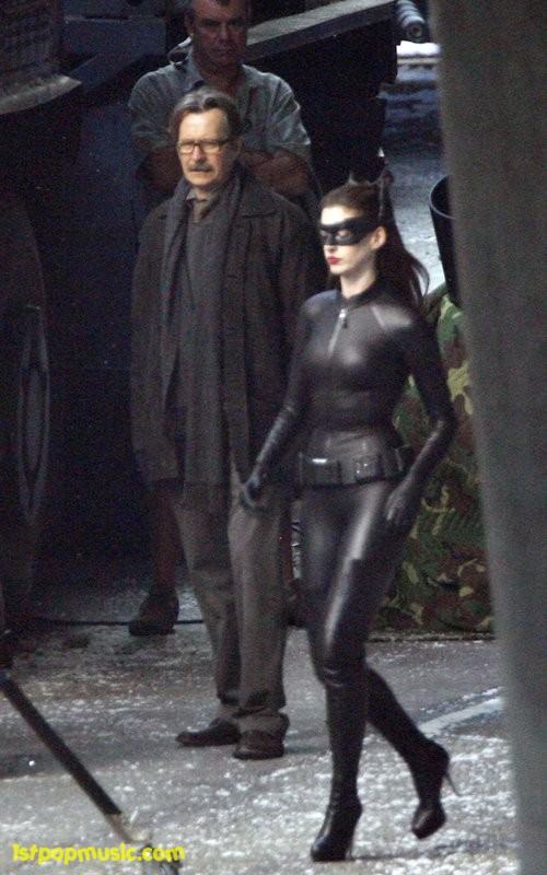Anne Hathaway กับชุด Catwoman ในกองถ่ายหนัง The Dark Knight Rises