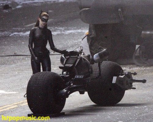 Anne Hathaway กับชุด Catwoman ในกองถ่ายหนัง The Dark Knight Rises