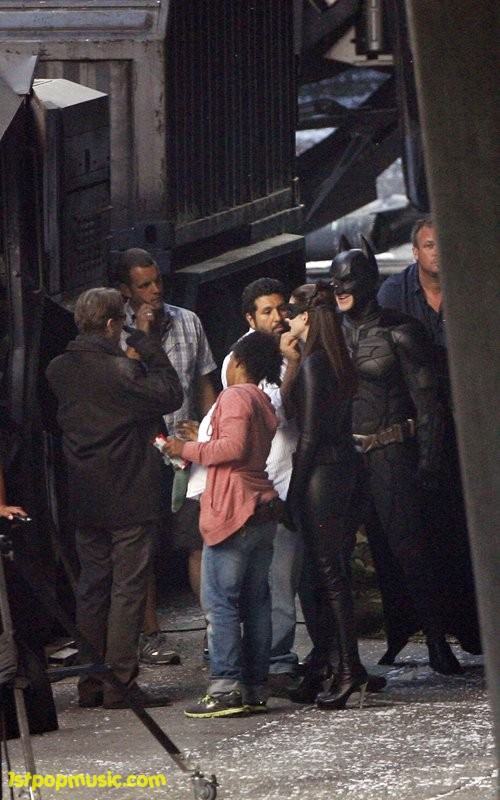 Anne Hathaway กับชุด Catwoman ในกองถ่ายหนัง The Dark Knight Rises