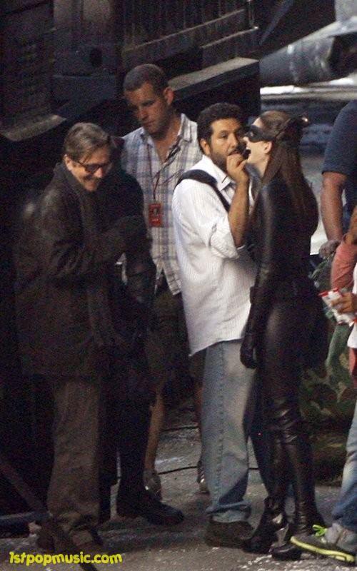Anne Hathaway กับชุด Catwoman ในกองถ่ายหนัง The Dark Knight Rises