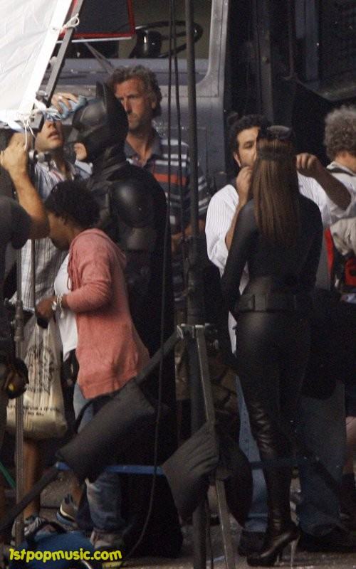 Anne Hathaway กับชุด Catwoman ในกองถ่ายหนัง The Dark Knight Rises