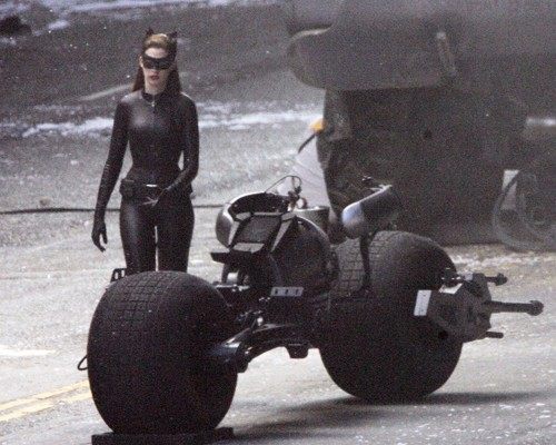 Anne Hathaway กับชุด Catwoman ในกองถ่ายหนัง The Dark Knight Rises