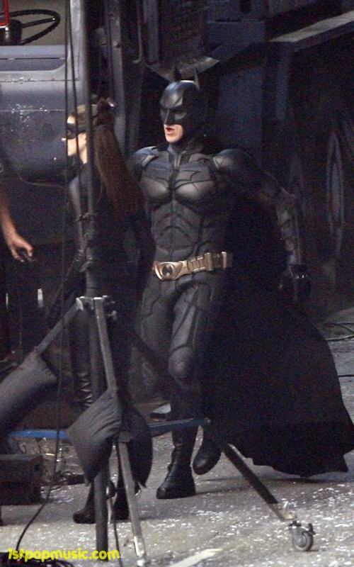Anne Hathaway กับชุด Catwoman ในกองถ่ายหนัง The Dark Knight Rises