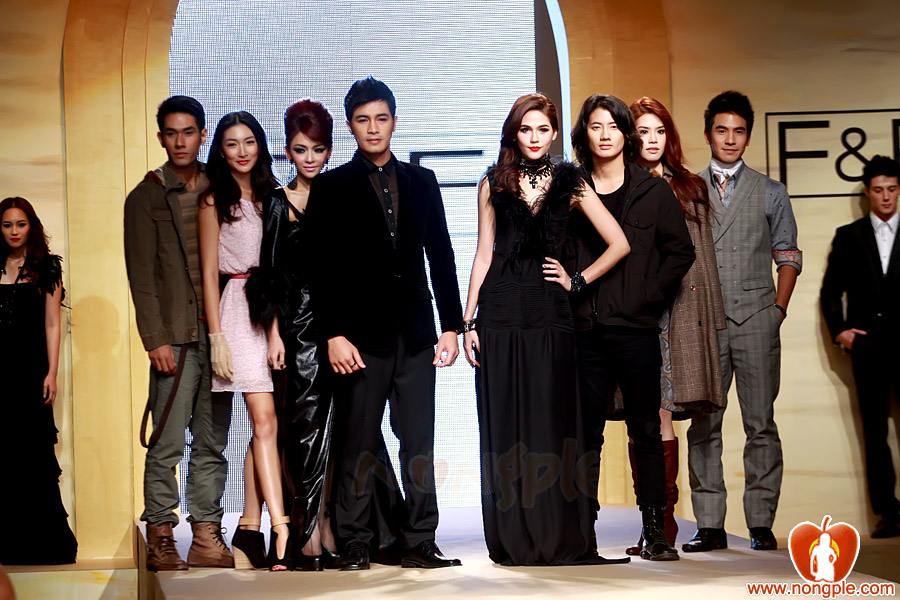 ชมพู่ อารยา ในงานเดินแบบออทัม วินเทอร์ 2011ภาพสวยๆชัดๆ