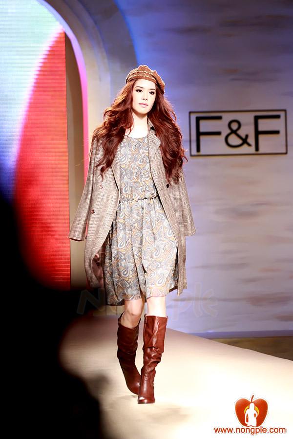 ชมพู่ อารยา ในงานเดินแบบออทัม วินเทอร์ 2011ภาพสวยๆชัดๆ