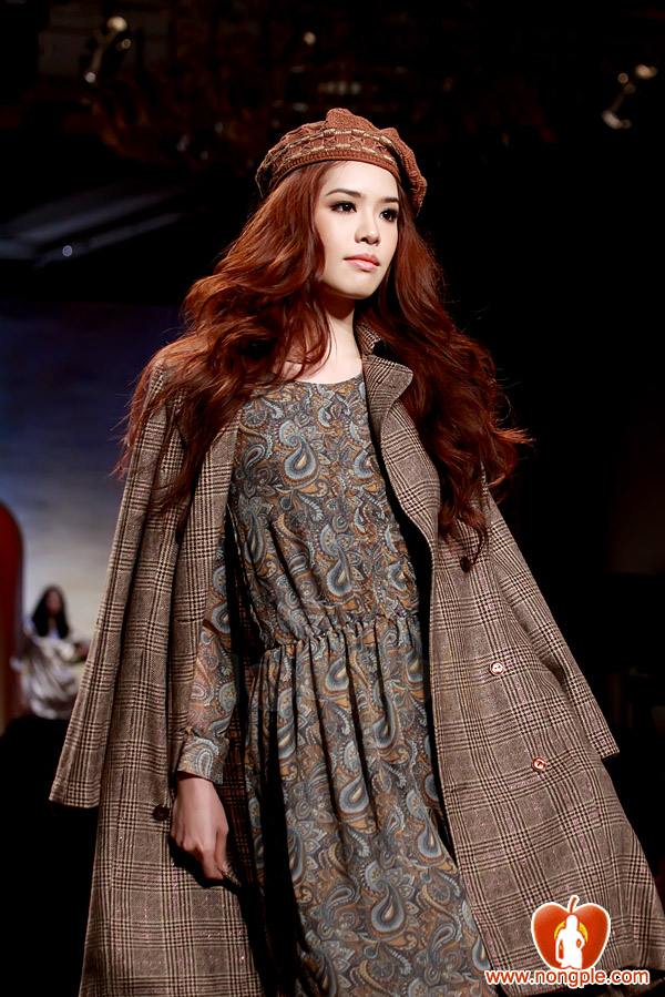 ชมพู่ อารยา ในงานเดินแบบออทัม วินเทอร์ 2011ภาพสวยๆชัดๆ