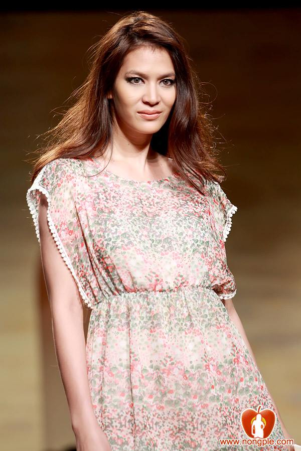 ชมพู่ อารยา ในงานเดินแบบออทัม วินเทอร์ 2011ภาพสวยๆชัดๆ